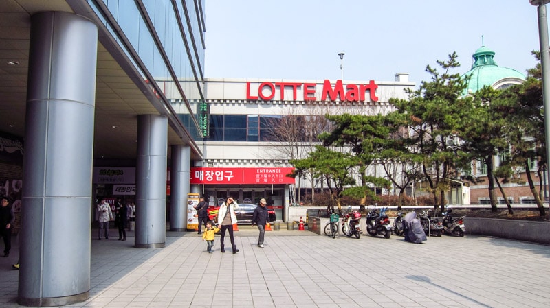A sample-giver clad in a red apron and hat offer samples in paper cups. Free dinner? Opt for samples at the Lotte Mart in Seoul Station Â© Hahna Yoon / Lonely Planet
