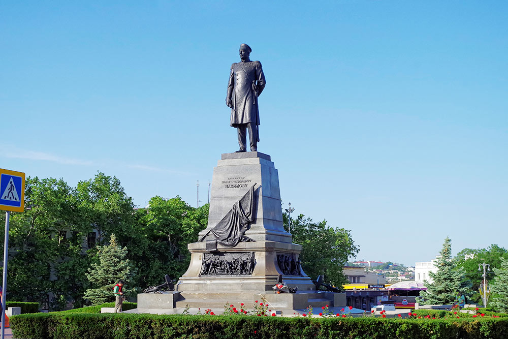На постаменте памятника есть три горельефа — сцены сражений и Нахимов, беседующий с матросами. Фото: anedostup / Flickr