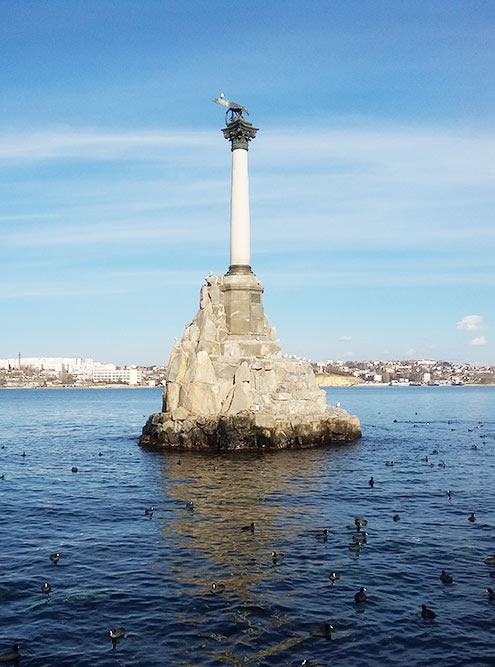 Даже если вы не были в Севастополе, вы точно видели памятник затопленным кораблям на 200-рублевой купюре