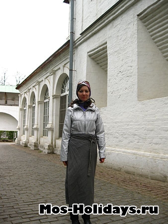 Женщинам без платка на голове и в брюках входить на территорию монастыря запрещено