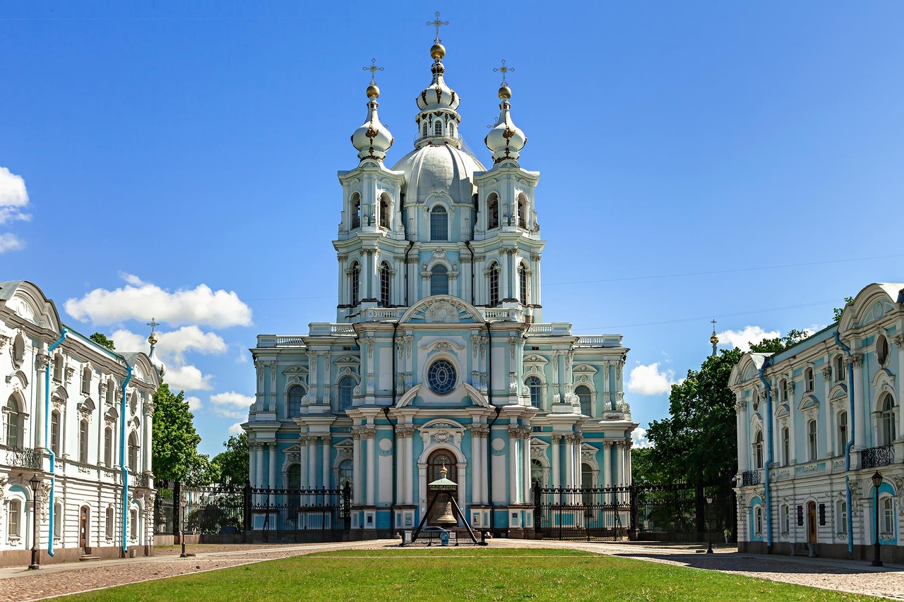 px5KvpAl9_Y Смольный монастырь в Санкт-Петербурге.