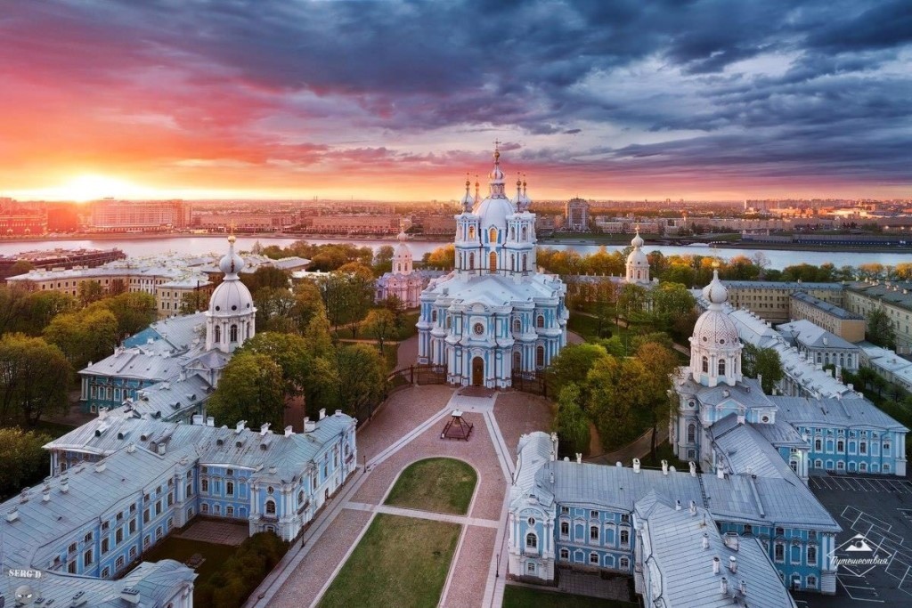 UZUPq_yShd4 Смольный монастырь в Санкт-Петербурге.