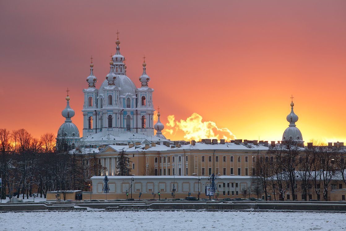 DXXyfg4Tos8 Смольный монастырь в Санкт-Петербурге.