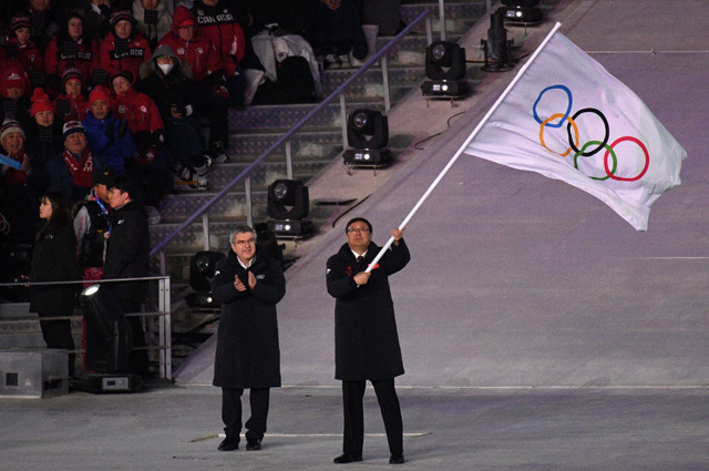 Мэр Пекина Чэнь Цзинин и президент Международного олимпийского комитета (МОК) Томас Бах во время передачи олимпийского флага на церемонии закрытия XXIII зимних Олимпийских игр в Пхенчхане.