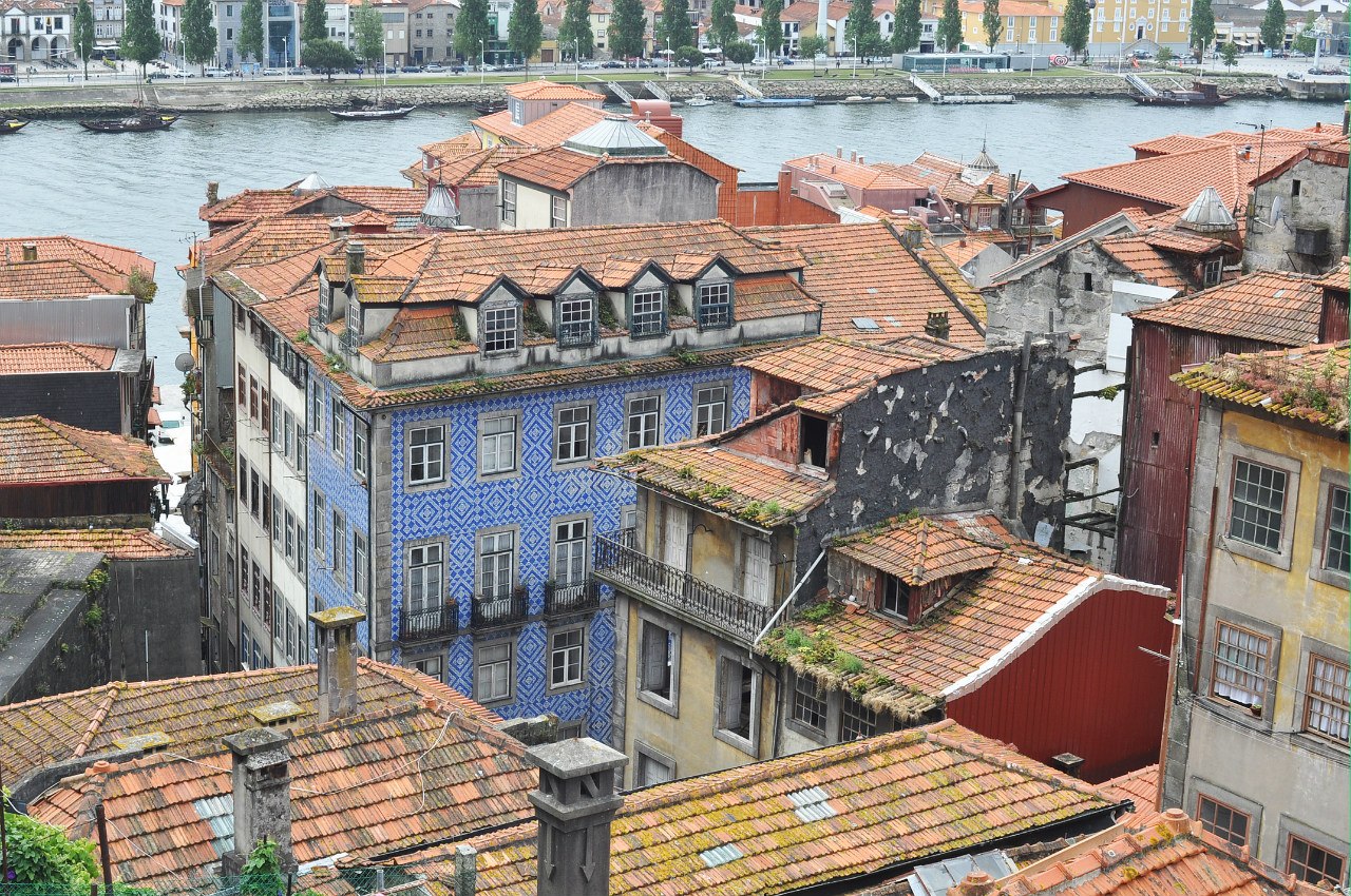 немного обшарпанные крыши домов в Порту