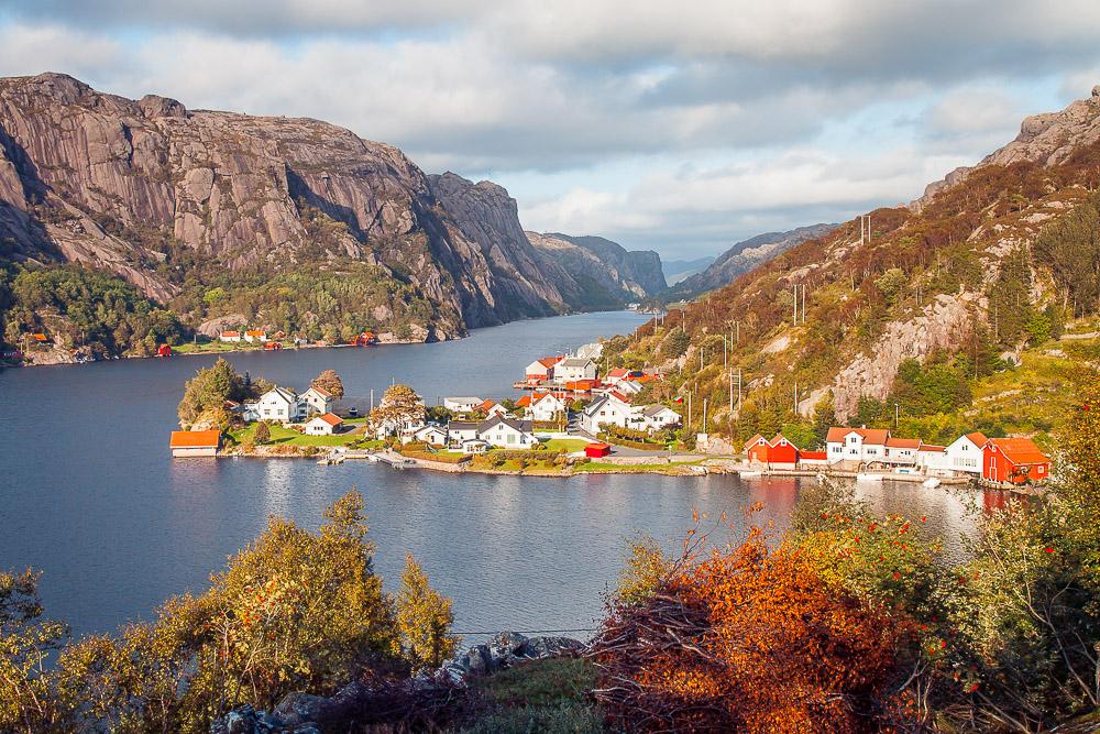 roligheten ana-sira norway in fall autumn